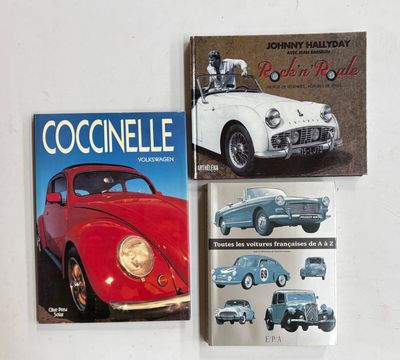 trois livres posés sur une table blanche, avec une voiture rouge et blanche et une autre voiture rouge et blanche