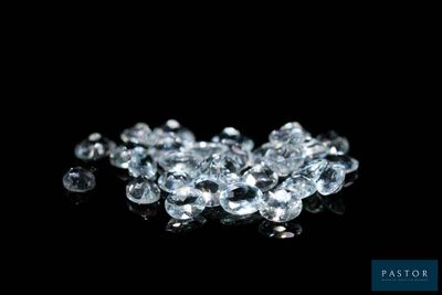 gros plan d'un groupe de diamants sur une surface noire