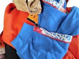 un tas de vêtements empilés les uns sur les autres