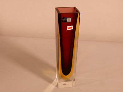 un vase rouge posé sur une table