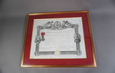 un vieux document encadré sur lequel figure une rose rouge
