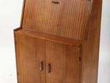 une image représentant un petit meuble en bois muni d'une porte
