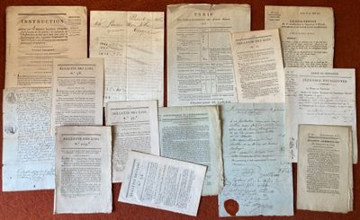 Plusieurs vieux papiers sont empilés sur une table, à côté d'une feuille de papier