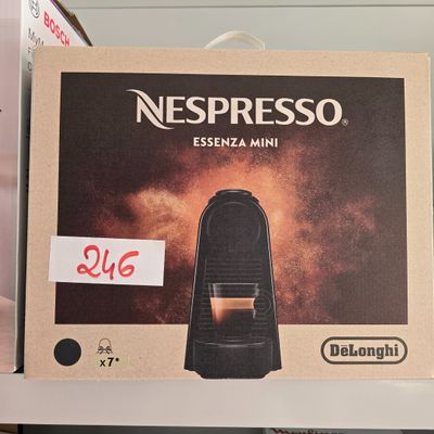 une boîte de dosettes de café Nespresso Espressa Mini en vitrine
