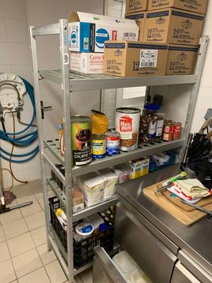 une cuisine dont les étagères regorgent de provisions