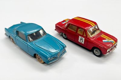 deux voitures jouets assises l'une à côté de l'autre sur une surface blanche