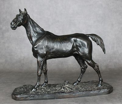 une statue de cheval posée sur un socle