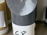 une bougie posée sur une étagère dans une pièce