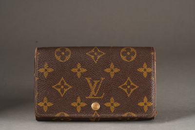 louis vuittou wallet in brown leather with gold hardware