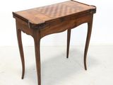 une vieille table en bois sur laquelle est posé un échiquier