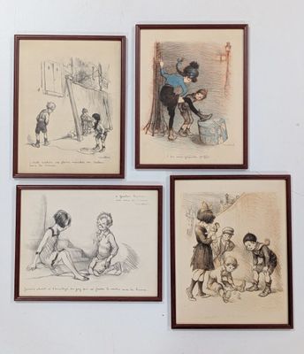 quatre dessins encadrés représentant des enfants jouant avec des jouets, accrochés au mur