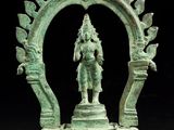une image représentant une statue en bronze d'une personne sur un socle