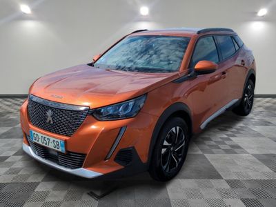 Le SUV orange est garé sur un sol carrelé à damier.