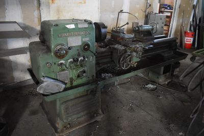 une machine qui se trouve à l'intérieur d'un bâtiment