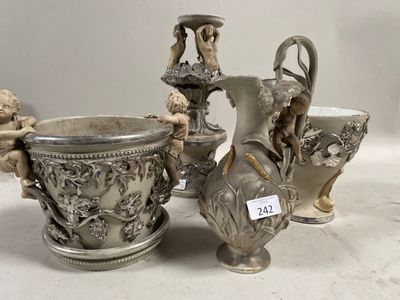 trois vases en argent posés l'un à côté de l'autre sur une table