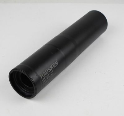 un gros plan d'un tube en plastique noir posé sur une surface blanche