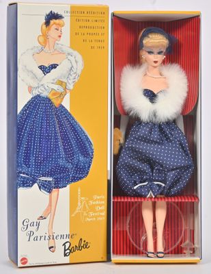 poupée dans une boîte, vêtue d'une robe bleue et d'un col en fourrure blanche