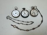 trois types différents de montres de poche posées sur une table