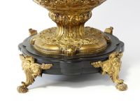 Importante lampe à pétrole de forme balustre en bronze cisel… (photo 5)