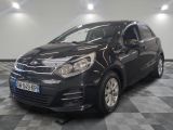 la voiture noire est garée sur un sol en damier dans le garage