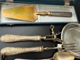 un service d'argenterie dans un coffret, comprenant une cuillère et une spatule