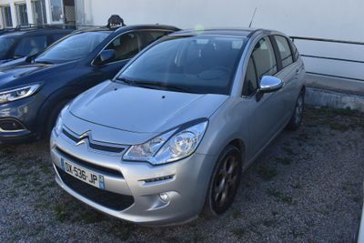 trois voitures garées l'une à côté de l'autre dans un parking