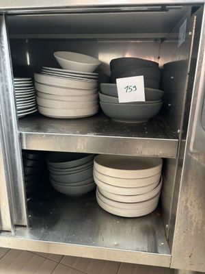 beaucoup d'assiettes et de bols sur l'étagère