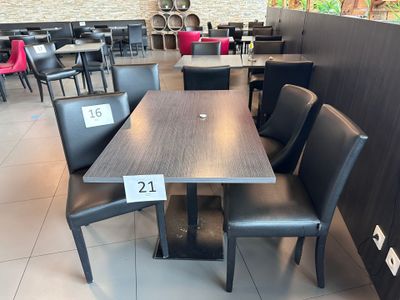 des tables et des chaises dans un restaurant, avec une étiquette de prix posée sur la table
