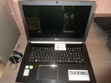un ordinateur portable posé sur une table
