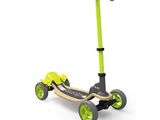 gros plan d'un scooter sur fond blanc