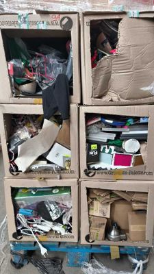 de nombreux cartons empilés les uns sur les autres sur un chariot