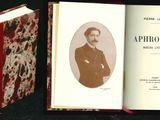 un livre ouvert sur lequel figure la photo d'un homme en costume et un livre sur lequel figure la photo d'un homme en costume