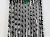 beaucoup de stylos alignés sur une table