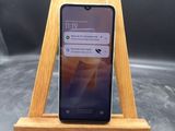 un téléphone portable posé sur un support en bois, sur une table