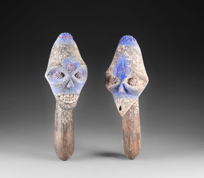 une paire de cuillères en bois sculptées ornées de motifs bleus et blancs