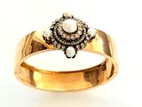 une image représentant une bague en or ornée de perles et de diamants