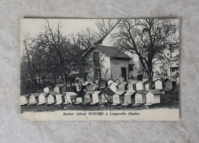 une photo en noir et blanc d'un groupe de personnes devant un cimetière