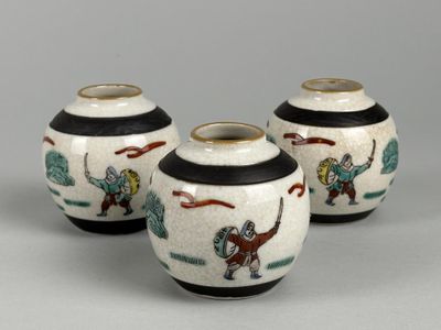 Ensemble de trois vases miniatures globulaires en porcelaine…