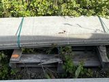 un bateau posé sur un banc dans l'herbe