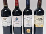 trois bouteilles de vin rouge sont alignées sur une surface blanche