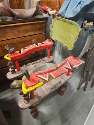 une exposition de jouets et d'outils présentés dans une pièce