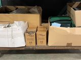 de nombreux cartons sur un chariot à l'arrière d'un camion