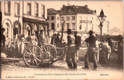 une photo en noir et blanc d'une calèche