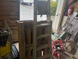 une échelle appuyée contre un mur dans un garage