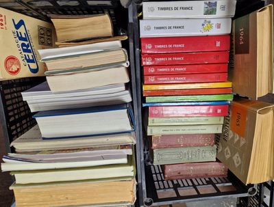 Bibliothèque philatélique : 1 caisse contenant 1 ensemble de…
