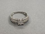 une photo d'une bague en diamant posée sur une table