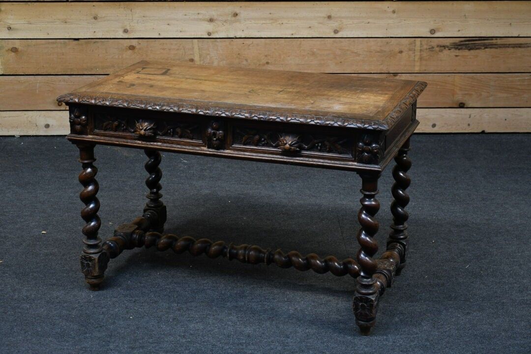Table bureau en bois sculpté ouvrant par deux tiroirs en cei…