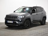 une Jeep Compass grise garée sur un sol à damier