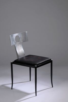 une chaise noire avec un dossier en métal et une assise noire