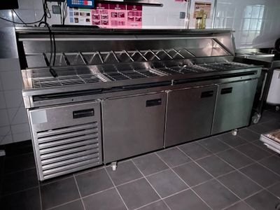 une grande cuisine professionnelle offrant beaucoup d'espace de plan de travail